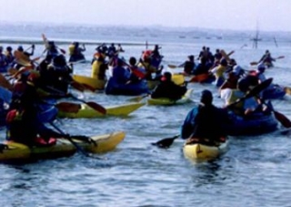  在公海上划皮划艇 